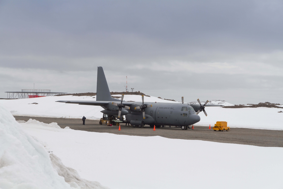 1. о. Кинг Джордж-пристигане в Антарктида  самолет C-130 на ВВС Чили